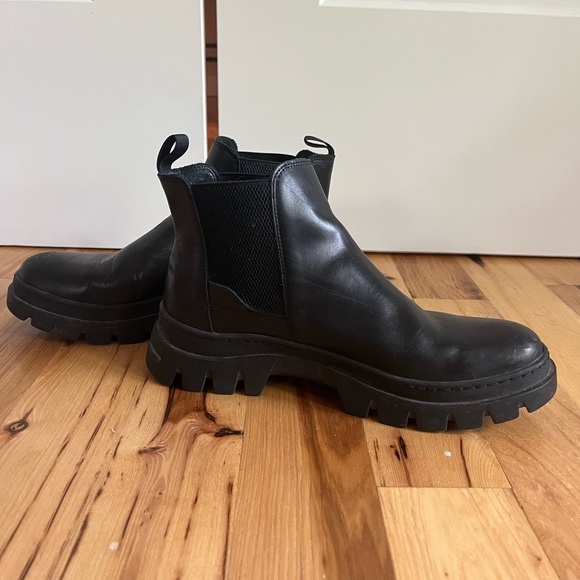 Donald Pliner lug sole chelsea boots - Picture 4 of 5